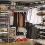 Les vêtements ne sont pas les seuls à pouvoir être rangés dans le vestiaire grâce à son excellente capacité.
