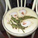Chaise viennoise avec des fleurs sur le siège