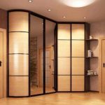Armoire d'angle spacieuse pour cacher tout ce dont vous avez besoin