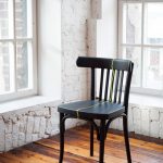 Chaise recyclée au décor insolite