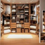 Tous les vêtements - juste devant vos yeux dans un vestiaire.
