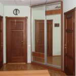 Armoire encastrée dans le couloir