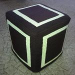 Pouf cubique tricoté avec remplissage de bouteilles en plastique