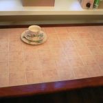 Nous étendons le comptoir avec vos propres carreaux