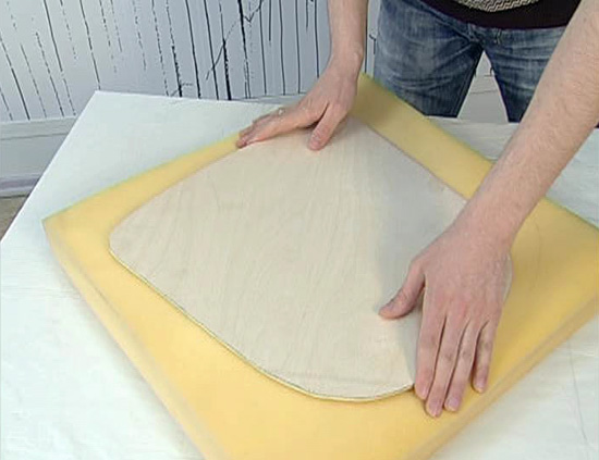 Couper le caoutchouc mousse