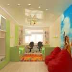 Des enfants brillants avec deux emplois près de la fenêtre
