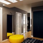Ottoman jaune vif dans le couloir