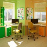 Chambre vert orange avec des tables à chaque fenêtre