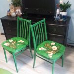 Chaises vertes après restauration sous le présent