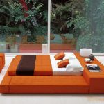 Grand podium de lit orange pour deux