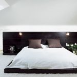 Bed-podium avec des lumières dans la tête