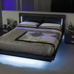 Bed-podium avec lumières ci-dessous