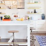 Cuisine blanche avec étagères ouvertes pour la cuisine