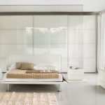 Weißes Schlafzimmer mit Dekor in Sandfarben