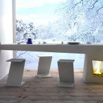 Table en plastique blanc de forme inhabituelle