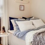 Grand lit double dans la niche de la chambre