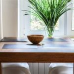 Grande table carrée en bois