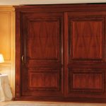 Grande armoire en bois massif
