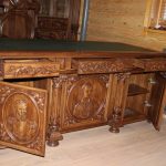 Buffet en bois avec éléments sculptés