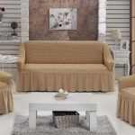 Couvrir sur le canapé et des chaises de la même couleur