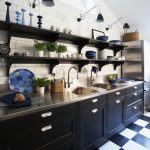Étagères en bois noir pour la décoration