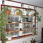 Étagères décoratives sur la fenêtre pour les fleurs