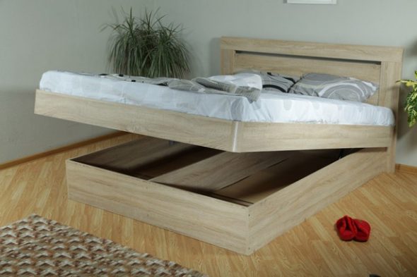Lit en bois avec un espace pour les choses
