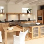 Cuisine en bois avec étagères ouvertes pour la décoration