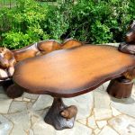 Mobilier en bois avec un beau décor.