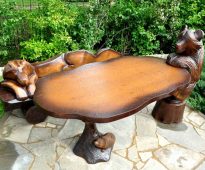 Mobilier en bois avec un beau décor.