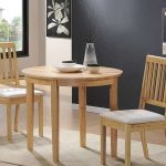 Table et chaises en bois à l'intérieur