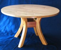 Table ronde avec un design sur quatre supports