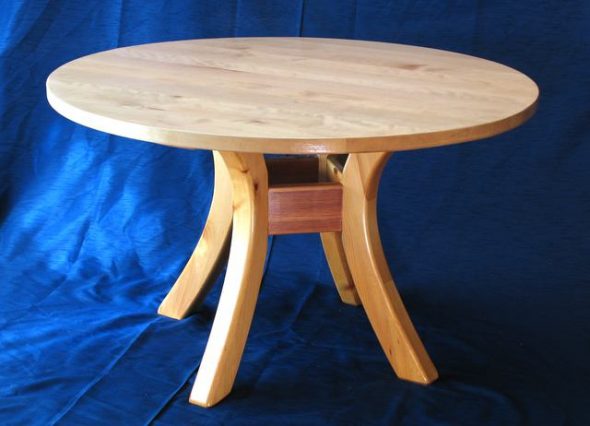 Table ronde avec un design sur quatre supports