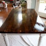 Table en bois avec pieds blancs