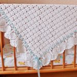 Couverture blanche bébé pour le lit