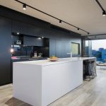 Innenarchitektur der Küche mit einfachen Formen