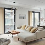 Kombiniertes Wohn- und Esszimmer im minimalistischen Stil