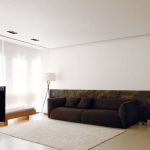 Die Gestaltung des hellen Raumes im Stil des Minimalismus