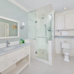 Longue vanité dans une salle de bain blanche