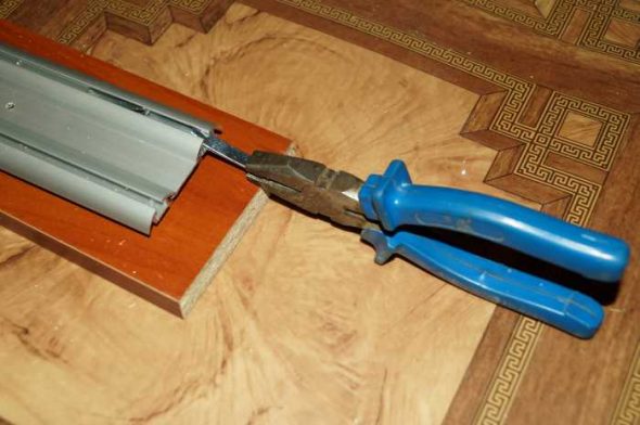 Pour installer le bouchon devra enlever la porte.