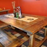 Table en bois massif avec des bancs faits à la main