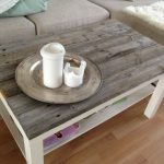 Table basse bicolore à l'intérieur