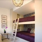 Lits superposés dans une niche dans le salon
