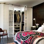 Dressing dans la chambre derrière des portes translucides