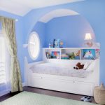 Conception harmonieuse d'un lit dans une niche avec une arche