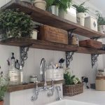 La combinaison harmonieuse d'objets forgés et de bois