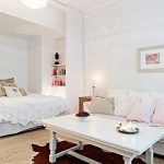Salon avec un lit caché dans une niche