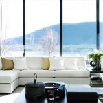 Wohnzimmer mit weißem Sofa in der Minimalismusart
