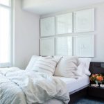 L'intérieur d'une petite chambre avec des images inhabituelles au-dessus du lit