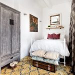 L'intérieur d'une petite chambre confortable